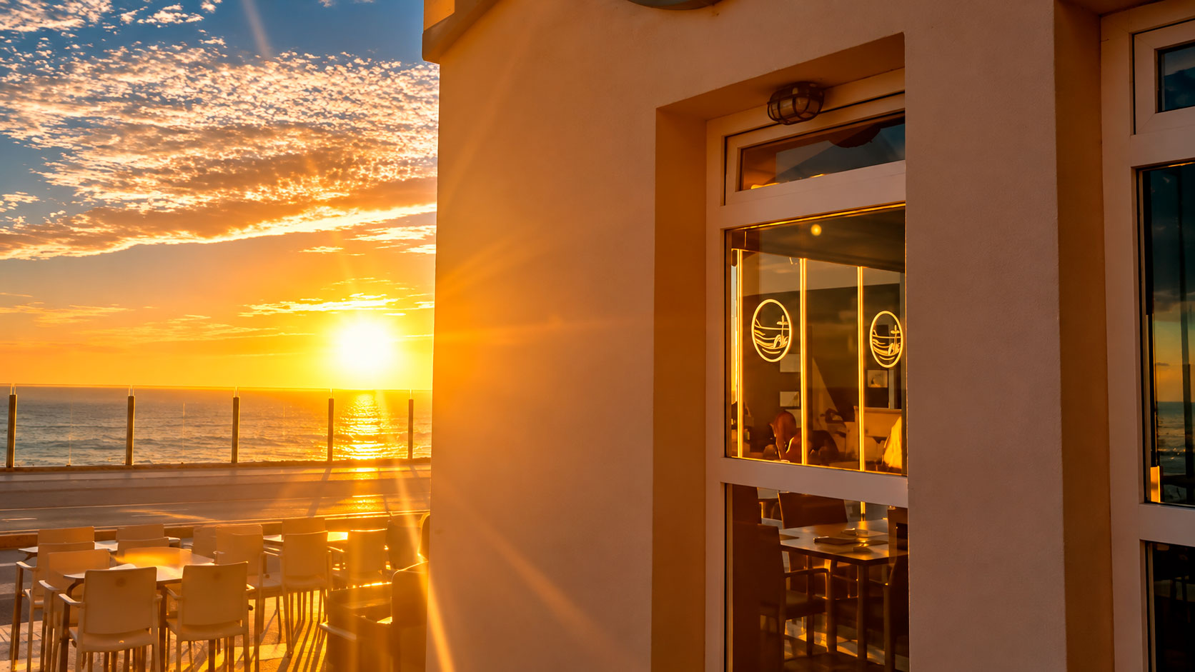 Atardecer desde la terraza de La Mirilla frente al mar